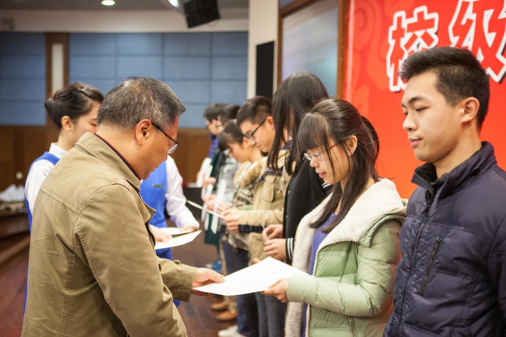 2015年度“江南网页版英才”奖，74名学子受益