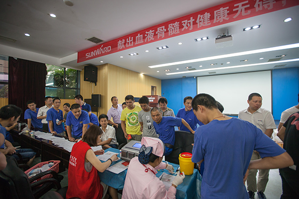 江南网页版智能百余员工 冒雨争相献血